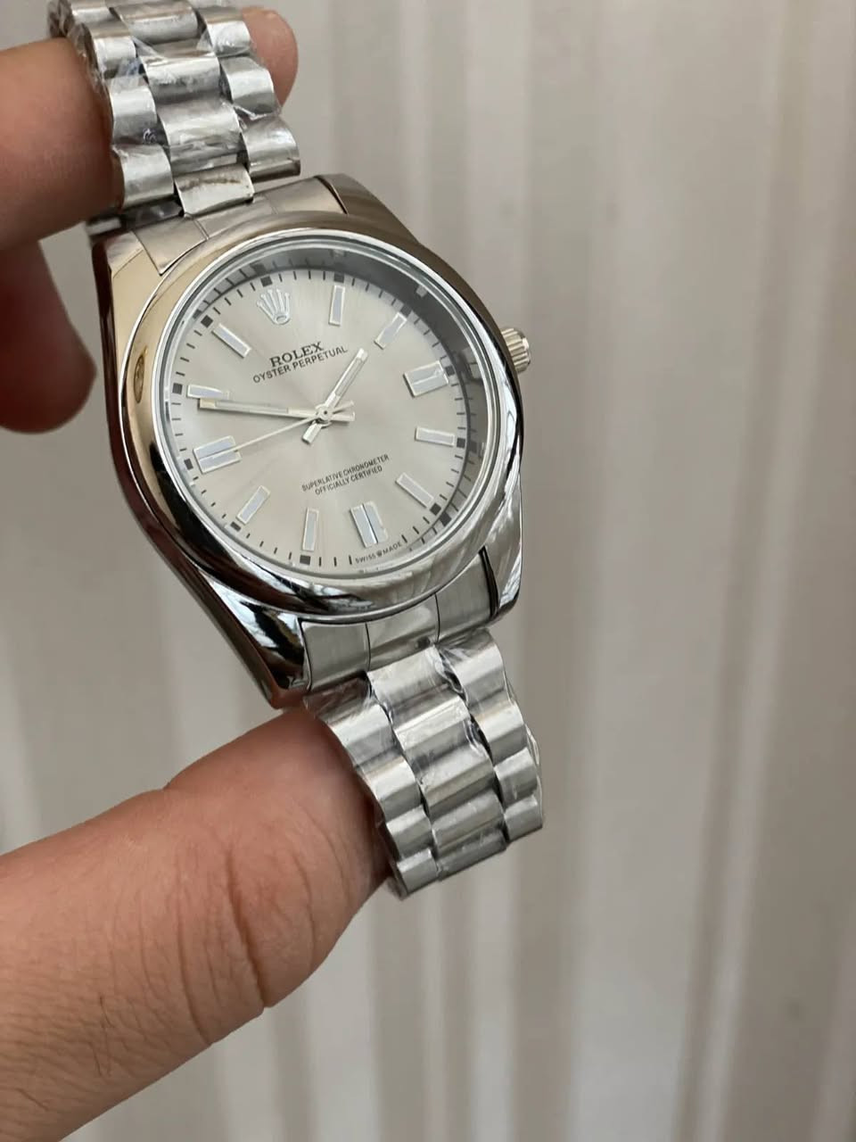رولكس ROLEX كلاسيك
ساعة رجالية بتصميم كلاسيكي، وسوار معدني بلون فضي وإطار دائري ناعم. مينا بسيط بمؤشرات واضحة يكمّل الإطلالات اليومية والرسمية.
ألوان المينا المتوفرة: أزرق، أسود، فضي فاتح، وأخضر. لون السوار فضي في جميع الخيارات.
للطلب والاستفسار يرجى مراسلتنا واتساب ‏‪***********‬‏

