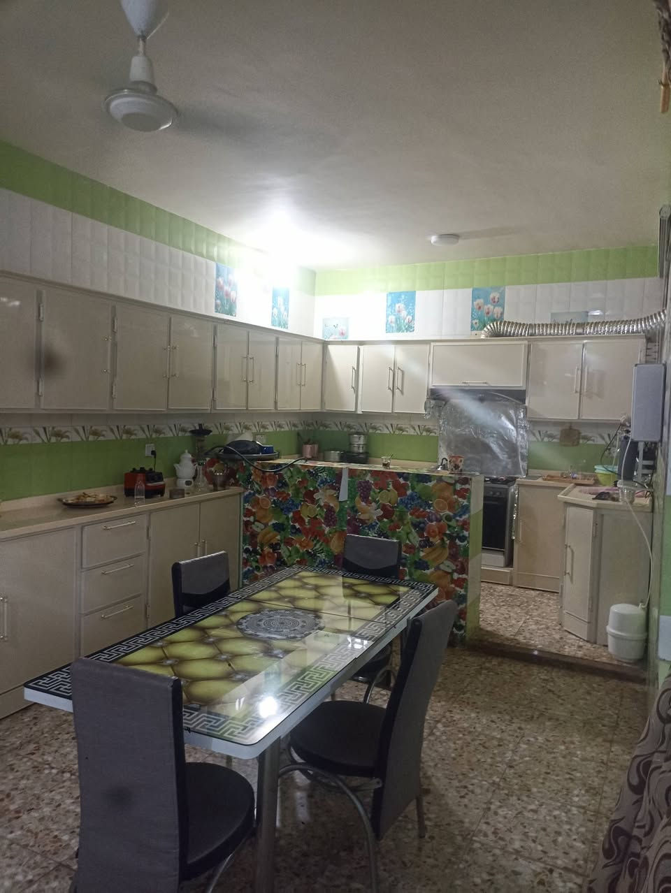 بيت جديث مساحه 258 متر سنتر التبليط واجه 15 متر عالي عن الشارع متر 2 غرف وحد مع سويت مساحه 5 في 5 متر مطبخ كبير استقبال وهول حمامات خارجية وداخليه أيضا داير البيت 2 متر طابو زراعي سند 25 باسم صاحب البيت حله سيف سعد ورديه خلف معمل بلوك ابو كبيره يبعد عن الشارع العام 100 متر بوجه التبليط ركن السعر 93 اتصال ***********
