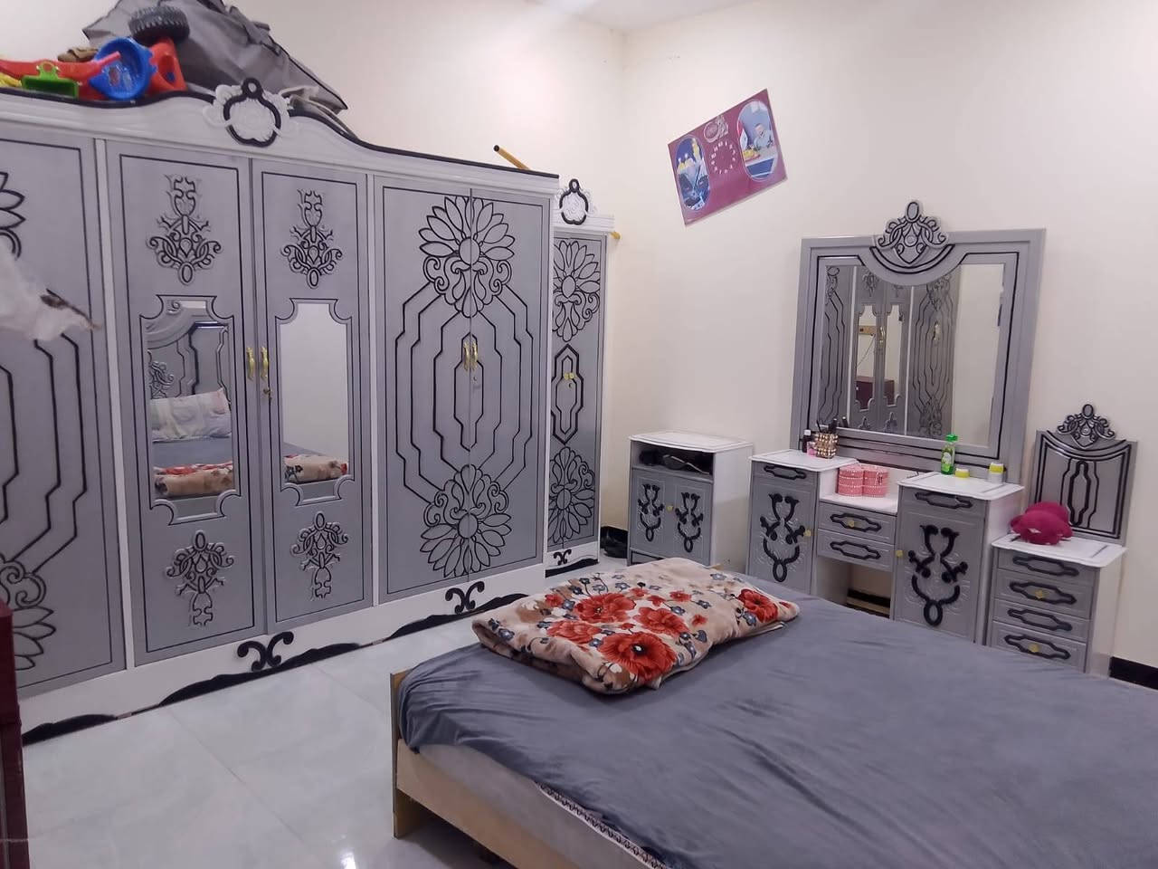 سلام عليكم 
يعلن مكتب عقارات الأصدقاء عن وجود بيت طابقين للبيع 
العنوان البصره قضاء ابو الخصيب شارع المحكمه 
جنس العقار طابو زراعي وكاله 
المساحه 200م 
يحتوي الطابق الاول على كراج + ديوانيه + مطبخ + صاله + 2 غرف نوم + صحيات داخليه و خارجيه 
الطابق الثاني يحتوي على 2 غرف نوم + صاله + صحيات 
السعر 136 مليون وبي مجال الاستفسار انتصل على الرقم (***********)
