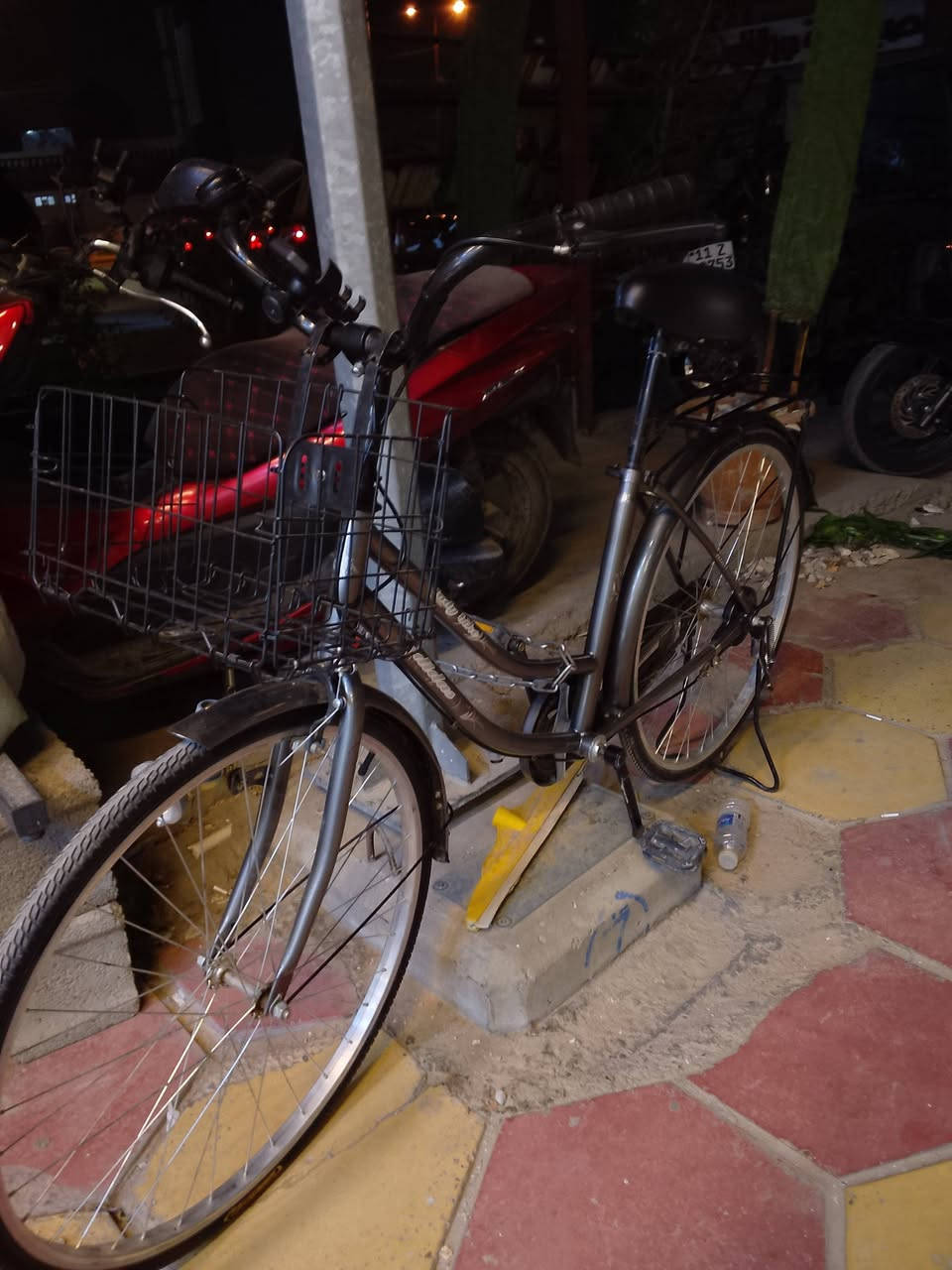 🚲 للبيع بايسكل إسلامي أصلي 🚲
إذا تدور على بايسكل نظيف ومحافظ عليه، فهذا خيار ممتاز.

🔹 النوع: إسلامي
🔹 اللون: رصاصي أنيق
🔹 الحالة: شخط واحد فقط، وما مفتوه بيه ولا برغي، كله أصلي ومحافظ عليه.
🔹 السعر: 100 ألف دينار فقط
📍 الموقع: الغزالية
🚫 لا يوجد توصيل، الاستلام يدًا بيد فقط.

البايسكل شكله مرتب وجذاب، ولونه الرصاصي يعطيه فخامة، وخفيف بالسواقة وثابت بالطريق، مناسب للمشاوير والطلعات اليومية.

📞 للتواصل: ***********

أكرر: لا يوجد توصيل.
