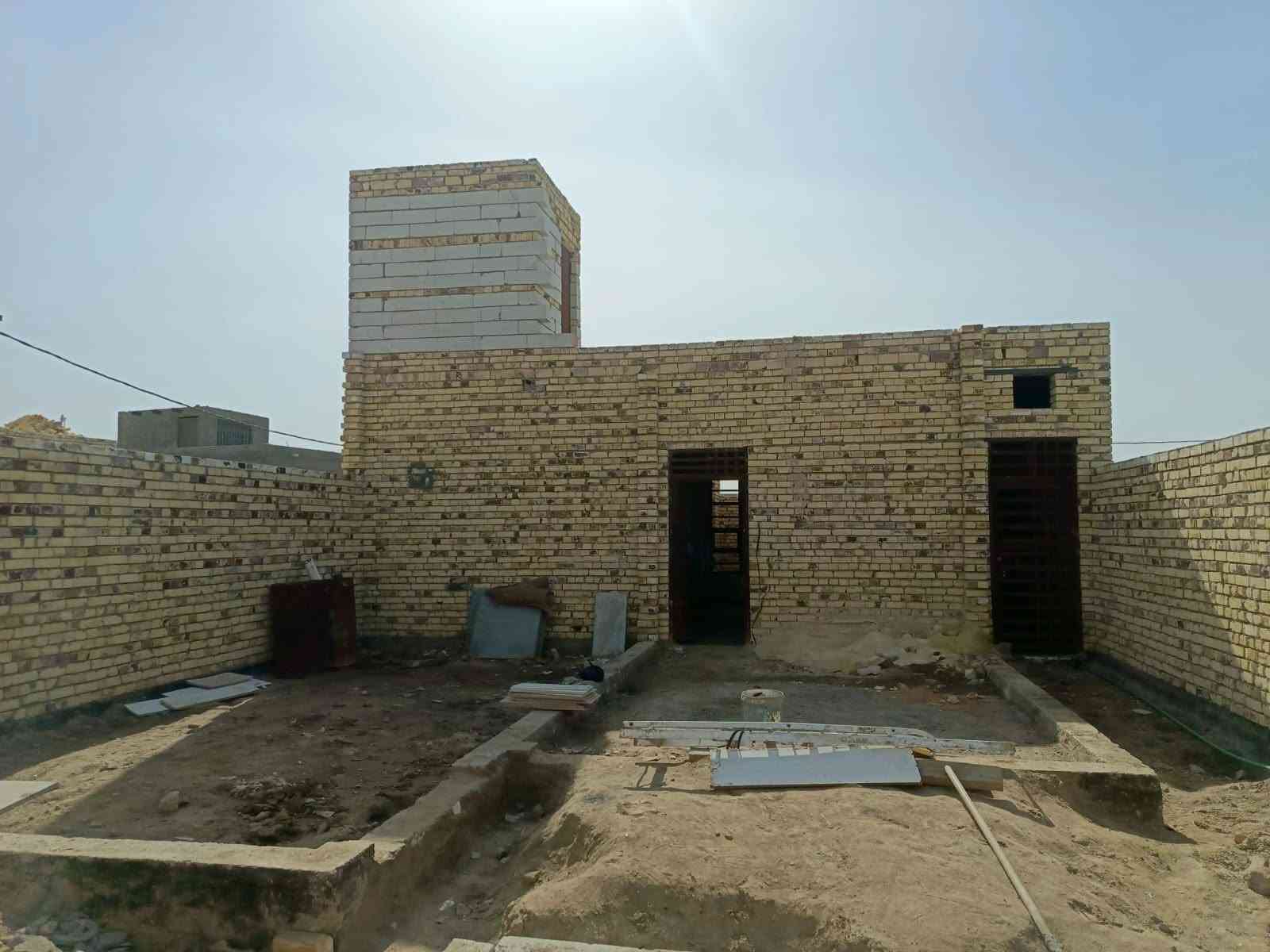 بيت 200 متر ركن في حي الامين شارع المصطفى بعده مكامل سعره 55 وبيه مجال 
الاساس صب كونكريت البناء كله طابوق 
يتكون من غرفتين وصاله ومطبخ وصحيات داخليه وخارجيه سطح شتايكر الصاله الثانيه والاستقبال فقط اساس تأسيس كهرباء وماء ومجاري كامله
***********
