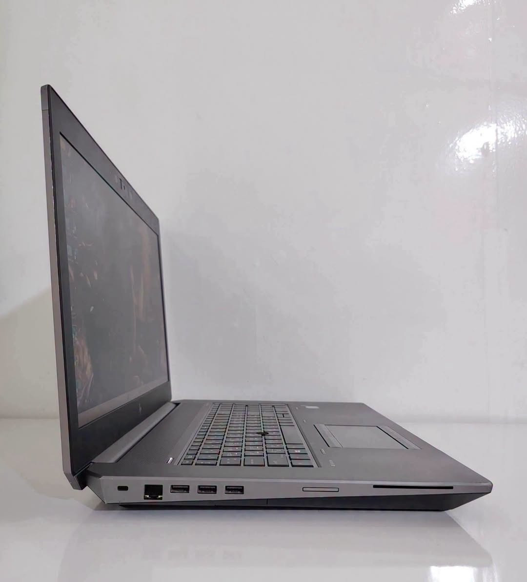 بمعالج i9 و بكرت شاشة RTX5000 بحجم 16 كيكا
المهندسين لا تفوتكم
🔥 HP ZBook 17 G6 — Workstation احترافي بقوة NVIDIA Quadro RTX 5000 🔥

💻 المواصفات:

🚀 المعالج: Intel Core i9 – الجيل التاسع H

🎯 كرت الشاشة: NVIDIA Quadro RTX 5000 16GB

🧠 الرام: 16GB DDR4

💾 التخزين: 512GB SSD

🖥️ الشاشة: 17.3" FHD

🎮 كرت مدمج: Intel UHD Graphics 630

⌨️ الكيبورد: عربي + إنكليزي بإضاءة ليزرية

🔥 أداء احترافي للأعمال الثقيلة!
مصمم ليقدم أداء قوي في: 🎮 الألعاب
🏗️ التصميم الهندسي
🧊 برامج الـ3D والرندر
🎬 المونتاج
💻 البرامج الهندسية والثقيلة

🎁 هدايا مجانية مع الجهاز: 🖱️ ماوس
🖤 ماوس باد
🎒 حقيبة لابتوب
🔌 شاحن

📍 العنوان: بغداد — الأمين الثانية
📲 للطلب والاستفسار واتساب أو تليگرام:
***********

مليون و50 الف بسسس
