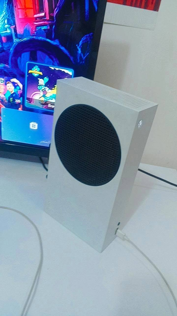 Xbox series S / 512 gb 

اصدار 2022 كامل ملحقاته وكارتونه موجوده مابي اي نقص وجاهز للاستخدام 

وياه حساب بي العاب مثل: 
Gta v online 
Cod modern warfare 
Cod modern warfare ll 
Cod modern warfare lll 
Assassin's Creed Valhalla 
Assassin's Creed unity 
Assassin's Creed black flag 
Assassin's Creed syndicate 
Metro Exodus 
Metro 2033 
Metro: last night 
Rainbow six siege 
Watch dogs legion 
السعر 400 

الجهاز نظيف جدا والجوستك كذلك بس الكير بي درفت بسيط فقط 
مكاني بغداد وهذا رقمي موجود واتساب 
***********
واذا يعجبك تفضل خاص وشكراً

