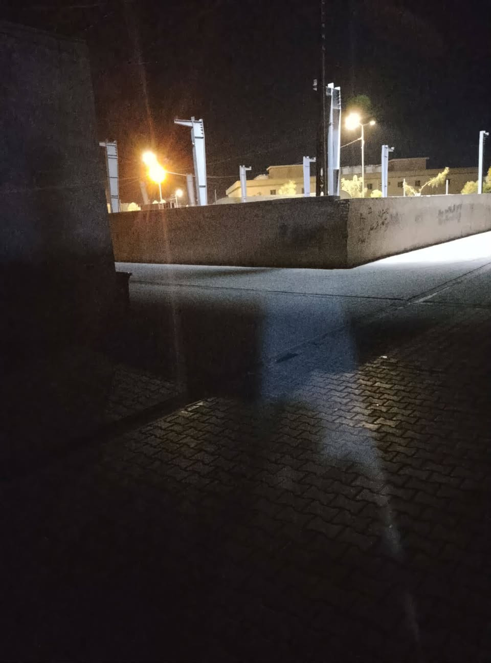 مساحه 140متر سكف صب كونكريت مسلح بناء حجر كهرباء دفن البيت ماي كهرباء َمولد غرفتين وصاله وبراني ومطبخ وحمام داخلي وخارجي البيت ركن عله اربع شوارع  جاهز السعر 75بيه مجال هذه الكاونتر والسخان معه البيت العنوان الرضويه الثامنه. خلف مدينة الزائرين مباشر قريب عله شارع رقم***********
