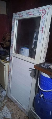باب حمام • ٢م طول • ثلمة