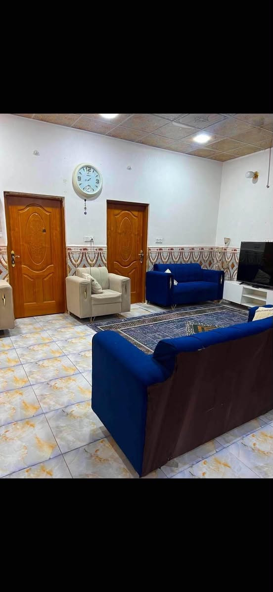 بيت للبيع  200 متر طابق ونص الطابق الاول غرفتين كبار وصاله وستقبال وحمامات خارجيه وداخليه  والطابق الثاني غرفه وسويت كامل البيت نضيف جداً والموقع قريب على شارع  مكانه شارع المطار الجديد بشارع الشفلات المقرنص قريب جدا عل شارع المقرنص سعره، 85مع المجال 
***********
