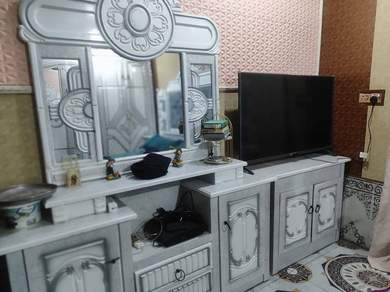 السلام عليكم غرفه اخشاب للبيع السعر 800 مستعجل عليهه رقمي لتواصل ***********
