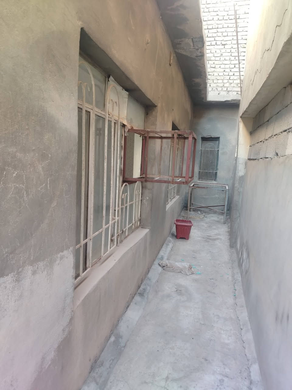 *********** 
بيت ١٠٠ متر للبيع  يعتبر تفليش يعني قطعة ارض واجهة ٥ نزال ٢٠ في بعقوبة حي المعلمين فرع مطعم اللوان المربع الثاني السعر مناسب اتصل للاستفسار
