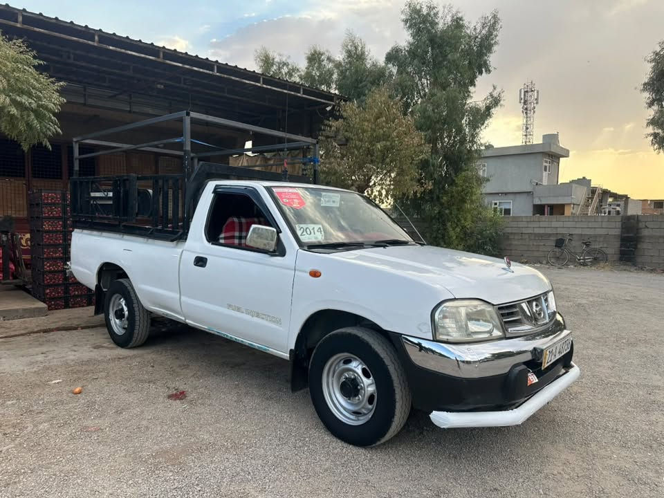 Nissan 2010
بۆ مەسرەف مەگەرێ سەوتو دوکەلو بوخاری نیە 
مەکینەی نەکراوەتەوە بەشەرتی هەزار فیتەر 
تنو تۆڵە سەیارەکە حازرە بۆ بار
هەمو گیانی بەشەرت ڕەفیقی نەماوە 
سەنەوی تازەیە نیو دەرگای بۆیاخە لەگەل تۆزێکی بۆدیەکەی
بێ ناوگرتن سعری١٢٦ مەجالێکی زۆر کەم 
موشتەری نیت سەرمان مەئێشێنە
***********
