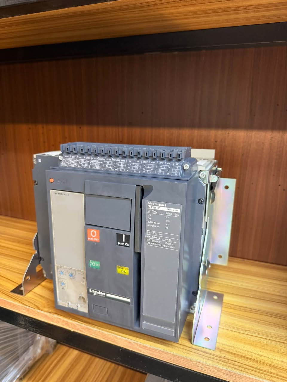 ⚡ معرض النور لتجارة المواد الكهربائية ⚡

🔌 قواطع Schneider Electric NT رباعي.

✨ بنضافة تتجاوز ٩٥٪؜
ومتوفرة الآن بكميات محدودة وبأسعار تنافسية.

🔹 الأمبيريات المتوفرة:
800A – 1000A – 1250A – 1600A

✅ جودة واعتمادية عالمية من Schneider Electric
✅ بنضافة تتجاوز ٩٥٪؜
✅ مناسبة للأعمال والمشاريع الكهربائية
✅ كميات محدودة
✅ أسعار تنافسية
🚚 توصيل متوفر إلى جميع محافظات العراق

📞 للاستفسار والطلب:
***********

📍 موقعنا: بغداد – الشورجة – عكد النصارة
خلف جامع أبو التمن مباشرةً

معرض النور لتجارة المواد الكهربائية
اختيارك الموثوق لتجهيز المواد الكهربائية.
