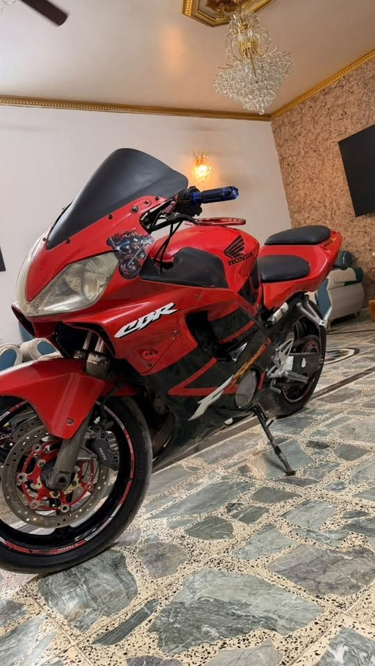 افوراي 600 دراجه كفاله مكينه وكير ما مفتوحه بلاديه مسويلها ادمه لمكينه بلكات وتنضيف مجاور ومي زيتي الاحمر دراجه 1 2 3 بطناش كهربائيات كلها شغاله دراجه ابدلها دهن LIOUI MOLY اصلي مو هاذه المضروب التر مالته 20 الف وبنازين محسن دراجه  وبيها منضومه مال زنون تسوي اليل نهار نضافتها /80/100 السعر 22 ورقه قفل قفل مكاني بغداد جسر دوار ***********
