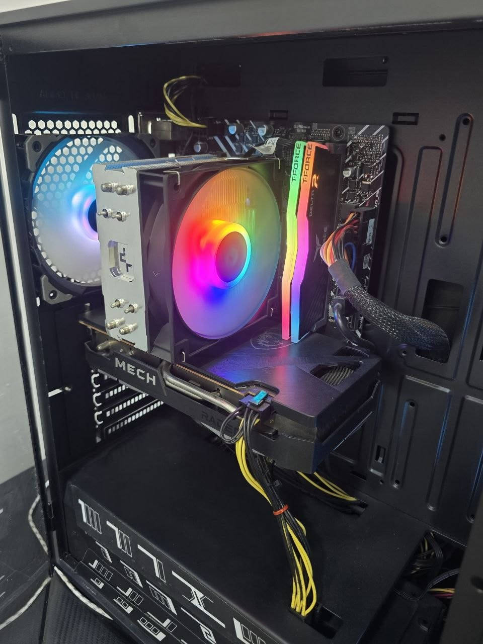 السلام عليكم للبيع كيس مع المونيتر
المعالج (CPU): Intel Core i5-12400F
مبرد المعالج (CPU Cooler): DeepCool AG400 (مع إضاءة RGB)
كرت الشاشة (GPU): MSI AMD Radeon RX 6650 XT MECH 2X (بجم: 8GB GDDR6)
اللوحة الأم (Motherboard): ASUS PRIME H610M-K D4
الذاكرة العشوائية (RAM): T-Force Delta RGB بسعة 16GB (2x8GB) DDR4 وبتردد 3600MHz
التخزين (Storage): 512GB M.2 NVMe SSD
مزود الطاقة (Power Supply): GAMDIAS HELIOS E1-600W (بقدرة 600 واط)
*كل القطع مع الكرتون ما عدا الكيس استعمال خفيف تقريبا بس 5 اشهر
الحرارة بدون اللعب 33 وي اللعب المطول توصل بين 60 وال70 تقريبا كل الالعاب الي شعلتهم ينطن 2k فوك ال80 فريم
الي جربتهم
_gta5
_ghost of Tsushima
_red dead r2 اعطتني تقريبا 60 الى 70 فريم على 2K من دون تقنيات
_BATTLE FILD V AND 1
+الشاشة الي هي MSI MAG 275QF
حجم الشاشة: 27 بوصة (27 Inch)
الدقة: 2K QHD (2560 × 1440)
معدل التحديث: 200Hz (هرتز)
وقت الاستجابة: 0.5ms (GtG)
نوع اللوحة (Panel): Rapid IPS (ألوان دقيقة وزوايا رؤية واسعة مع سرعة عالية
دعم تقنية HDR Ready
تغطية ألوان واسعة (101% sRGB)
Adaptive-Sync / FreeSync
Night Vision
Less Blue Light & Anti-Flicker
المنافذ: 2x HDMI 2.0 / 1x DisplayPort 1.4a / منفذ سماعات 3.5mm
مع العلم باقي للضمان الشاشة سنة و8 شهور
سعر : 1200 الف مع الشاشة
رقم : ***********
وانطيك وياها هدية ماوس وكيبورد وياها UPS 1500 AV
واذا تحب حتى الطاولة بسعر رمزي
