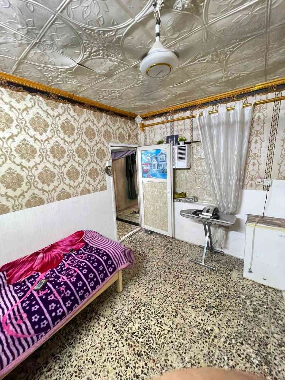 سلام عليكم نصف قطعه للبيع الموقع مدينه الصدر قطاع 52  محتويات المنزل يتكون من حوش وحمام وتواليت ومطبخ بل حوش هذني نوب استقبال معزوله وصاله وغرفه وترك وفوك غرفه وحده هاذه كل محتويات البيت عكاده سعر 118 وبي مجال وخادم للطيبين رقم ***********
