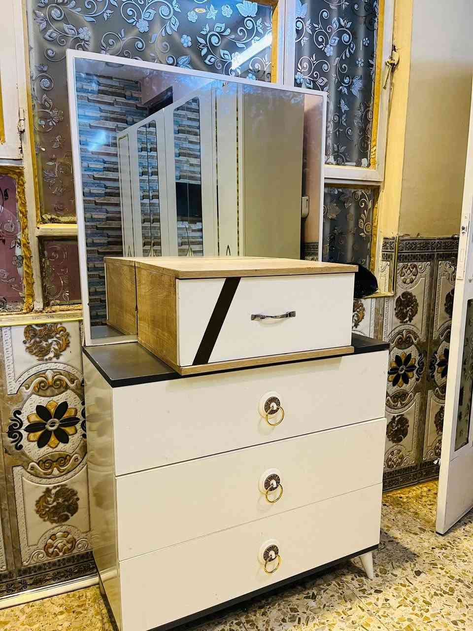 غرفه تركيه للبيع 4قطع الاستفسار على رقم *********** واتساب سعر مناسبه

نص مكتوب في الصور:
- TikTok
- @ak123akp