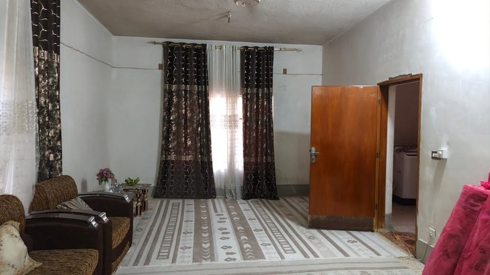 بيت ركن مساحته كبيرة تبلغ (٤٨٠)متر في نهاية نزلة الصناعة في ام العصافير (حي الزهراء) مقابل الشارع الرئيس ، يعني لا يوجد امامه اي بناء ..للأستفسار عن السعر  الاتصال على الرقم 
***********
او الرقم ‏***********‏
