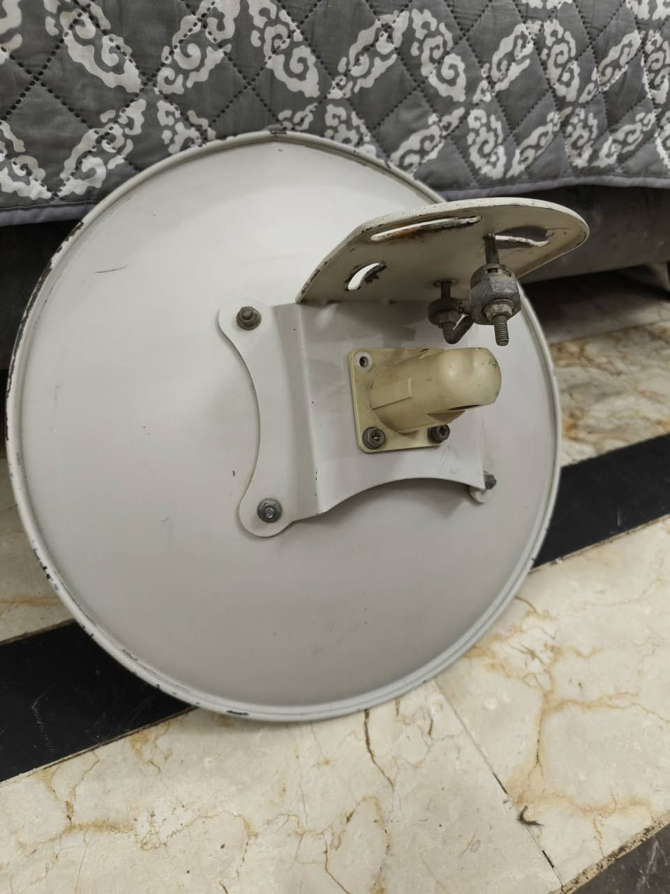 صحن انترنيت للبيع متوفر عندي 
نوعيه M5  ومضيف وشغال ومابي اي تصليحح ضمان مع الفحص سعره 45 وبي مجال 
عنوان بغداد الاستفسار ع رقم ***********
