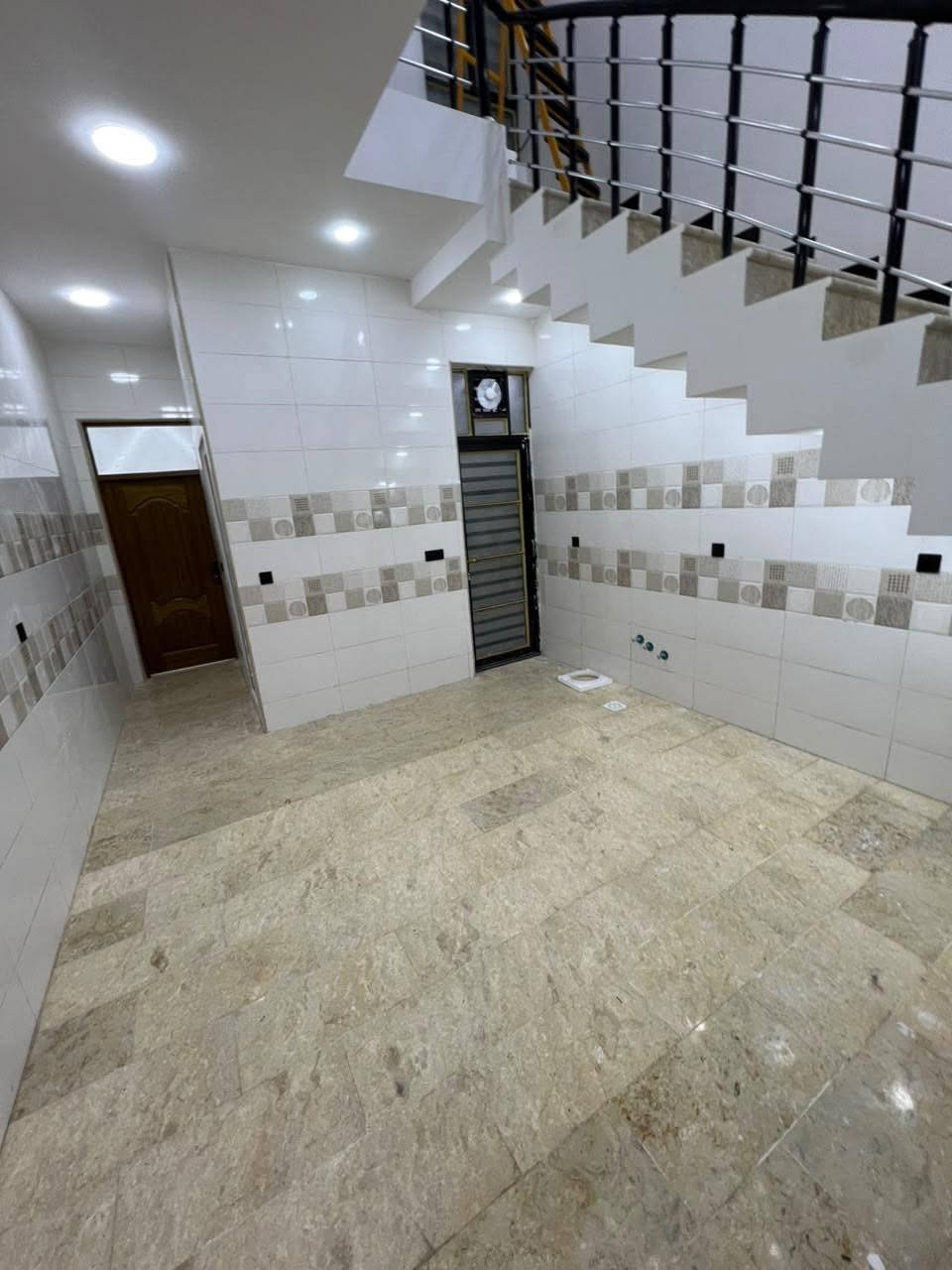 مشتمل للبيع 
المساحة 90 متر
الوجه 4.50 و النزال 20 
مدخلين 
يحتوي على استقبال و صالة مطبخ و منور و غرفة نوم و خدمات
طالق ثاني غرفتين نوم و خدمات و بلكونة 
عنوان الشتمل حي اور شارع نادي النفط قرب فلكة صباح الخياط مقابل عيادة سنارية 

📍عنوان مكتب الفرات للعقار حي اور شارع نادي النفط اخر استدارة قبل فلكة صباح الخياط 
📞 عباس العقابي *********** 
*********** ابو رحمة
