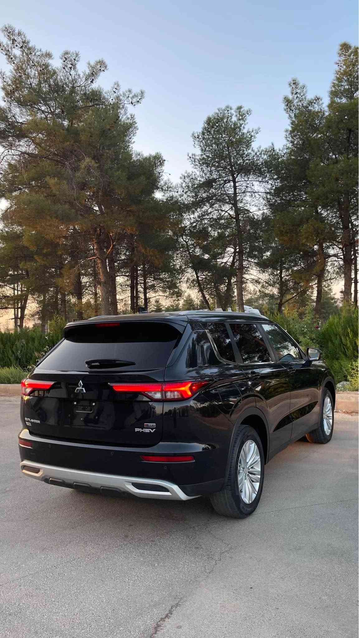 سڵاوتان لێبێت outlander مۆدێل 2024 ی پڵەگین هایبرێد سەیارەکە 10,000 مایڵ ڕۆشتووە سەیارەکە بۆنیتی بۆیاخە و دەرگای دواوەی سەکن کلێری ئەمریکایە بێ دەعم و کرانەوە سەیارەکە ڕەقەم کاتییە گێڕ و مەکینەی بەشەرت زۆر تازەو جوانە مەکینەی 2.4لتری 4 بستۆنە 
مواسەفات:
دیزاینی تایبەتی Ralliart Edition (لۆگۆ، ساید سکرت، و نەقشی وەرزشی ڕالی)
 سێ ڕیز کوشن (٧ سەرنشین)
 سیستەمی چوار ویل گێڕی زیرەک (S-AWC)
 ٧ مۆدی جیاوازی لێخوڕین
 کوشنی چەرمی پێشکەوتوو (Synthetic Leather / Suede)
 گەرمکەرەوەی کوشنەکانی پێشەوە
 کوشنی شۆفێر کارەبایی (٨ ئاڕاستە)
 کامێرای ٣٦٠ پلە (Multi-View Camera System)
 شاشەی ناوەڕاستی ٩ ئینچ بە پشتگیری Wireless Apple CarPlay و Android Auto
 داشبۆردی دیجیتاڵی ١٢.٣ ئینچی کامل
 سیستەمی شەحنکەرەوەی بێوایەر (Wireless Charger)
 سیستەمی شەحنکردنەوەی خێرا (DC Fast Charging / CHAdeMO)
 ڕاداری پێشەوە و ڕاگرتنی ئۆتۆماتیکی (FCM)
 ڕاداری خاڵی کوێر (Blind Spot Warning)
 ڕاداری هێڵی جادە و لێخوڕینی نیمچە ئۆتۆماتیکی (MI-PILOT Assist)
 ڕاداری دواوە (Rear Cross Traffic Alert)
 سنسۆری پێشەوە و دواوە
 سندوقی دواوەی کارەبایی (Hands-Free Power Liftgate)
 ڕینگی ٢٠ ئینچی ڕەنگ تۆخ/ڕەشی تایبەت بە Ralliart
 گڵۆپی پێشەوە و دواوە LED بە سیستەمی ئۆتۆماتیک
نرخ:225 وەرەقە و مەجال
ژمارەی مۆبایل:***********
WhatsApp&Viber✅ السليمانية, العراق
