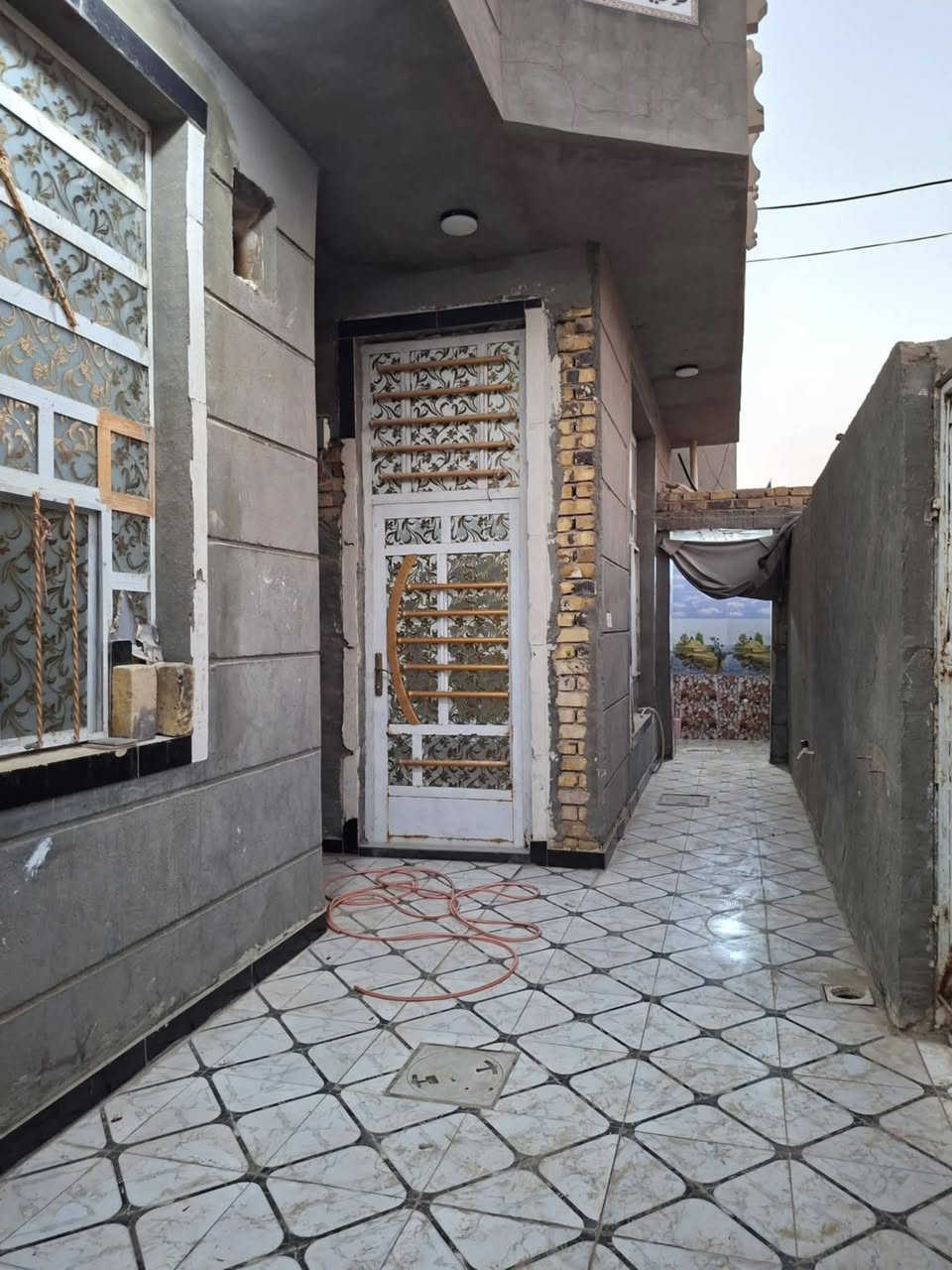 ما شاءالله بسم الله بيت للبيع مساحه 100 مربع ركن بل زراعي سند25 بشارع 10 يبعد عن شارع الرئيسي ربع ساعه يحتوي بيت على غرفه واحده وصاله وكليدور ومطبخ ومنور بيت كامل فول مرتب سعره على خاص او الاتصال على رقم *********** موقع الدار نادر الثالثه باقي التفاصيل على خاص
