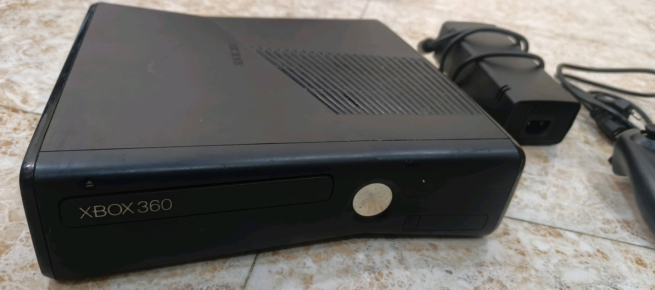 السلام عليكم اكس بوكس 360 سلم مستخدم ونظيف الكفر الخارجي مفتوح للتنظيف فقط يشهد الله ورسولة ونظامة اورورا احدث شيو ذاكرة  250G بي 117 لعبة كول اوف ديوتي جميع اجزائها و GTA5 و بيس 13 وفيفا و wwe17 ورزدنت ايفل 4.... الخ السعر 100 قفل والقرآن الكريم محتاج فلوس اريد اشتري لعبة GTA 6 للبلي 5 الصور موضح كلشي بيهن مكاني بغداد شارع حيفا أو منطقة العلاوي رقمي ***********
ممكن تذكرلي شنو الموديل بالضبط من الإكس بوكس 360؟ يعني سليم/إيليت/أسلات أو شنو؟: 
سلم
اليد اللي مرفقة شغالة زين؟ وهل هي أصلية لو بديلة، وبيها بطاريات/شاحن لو لا؟: 
الجوستك بالباكيت اخذتها والقران الكريم واير سلكي
عده سلك HDMI أو سلك AV ويا الجهاز؟ وشنو الأشياء اللي راح يستلمها المشتري بالضبط ويا البيع؟: 
محولة مالتة الاصلية وكيبل HDMI والجوستك عدد 1
هل الجهاز مجرّب وشغال 100% بدون مشاكل؟ يعني ما بيه حرارة زايدة، صوت عالي، أو تعليق؟: 
احدث نظام اورورا Aurora  ماكو اي حماوة فقط مفتوح الكفر للتنظيف فقط والله العظيم
التوصيل متوفر ببغداد لو بس استلام مباشر من شارع حيفا/العلاوي؟ وهل السعر نهائي لو بيه مجال بسيط؟: 
التوصيل فقط شارع حيفا و العلاوي السعر قفل 100 لان اريد اشتري GTA 6 للبلي 5 مثل ما موضح بالصور