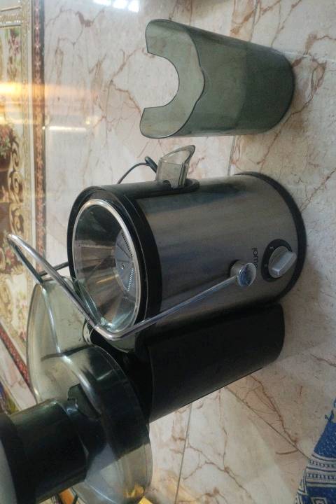 بغداد منطقه بوب الشام  0772767091

*التفاصيل 
هذا *عصارة فواكه وخضار* او *عصارة مركزية Juicer*

*المواصفات الظاهرة:*
1.  *النوع*: عصارة طرد مركزي - تدخل الفاكهة كاملة من الفتحة الفوك
2.  *اللون*: ستيل + اسود + بلاستك شفاف مدخن
3.  *الاجزاء الظاهرة*:
    - *الفتحة العلوية*: تدخل بيها التفاح والجزر كامل
    - *القفل المعدني*: يثبت الغطاء اثناء العصر
    - *المفتاح*: بيه سرعات، الظاهر 2 سرعة ON/OFF
    - *المصب*: اللي يطلع منه العصير + الحاوية الشفافة مال العصير
    - *حاوية اللب*: الجزء الاسود اللي جوه ينزل بيه التفل
4.  *الماركة*: ممسوحة بالصورة، بس مكتوب "AUTO" يم المفتاح

*تستخدم لعصر:*
تفاح، جزر، برتقال، رمان، خيار... اي شي قاسي
العصير يطلع من جهة والتفل ينزل بصندوق منفصل

تحتاج تعرف شي معين عنها؟ 
مثلاً: شلون تنظفها، شكد سعرها، او شلون تستخدمها؟