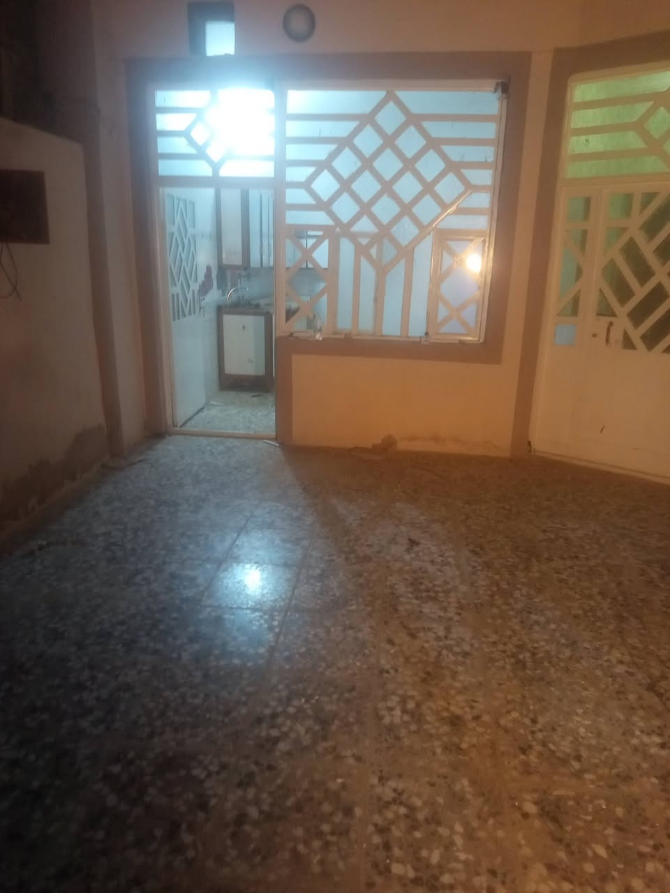 دار للايجار حي العداله شارع 15 بسباره البيت مكتب حي السواق مساحه البيت 200 متر
***********
