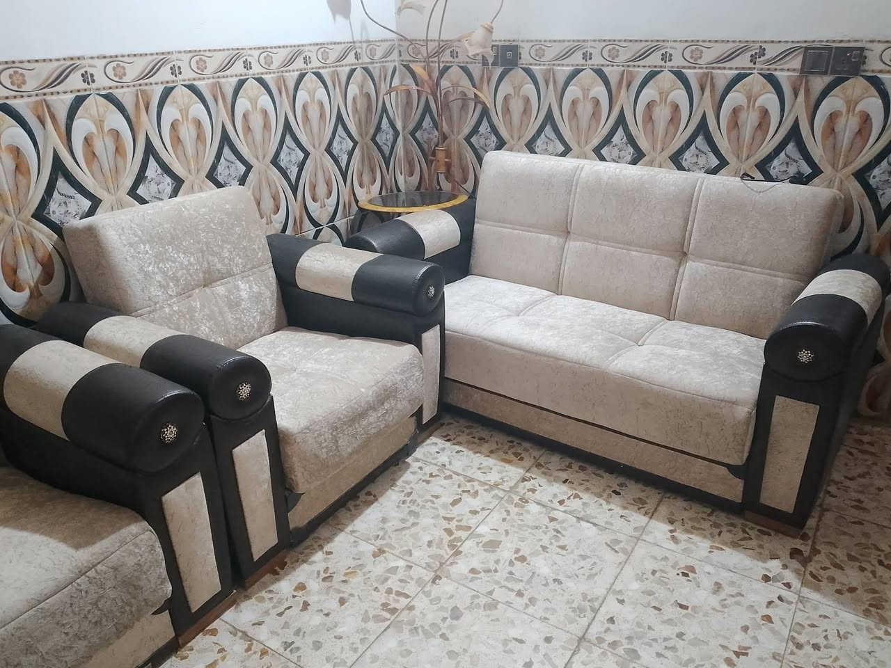 تخم  اخو الجديد وكلش حلو احلاة من الصوره ب الف مره قلاب يعني يصير جربايه كلهن ينقلبن يصيرن جربايه نضافه فول خمس قطع.  12 نفر السعر 325 وبيه مجال العنوان محاويل *********** يرهم مراوس ب سبلت او مكيف محترك وحسب لاتفاق او كاونتر
