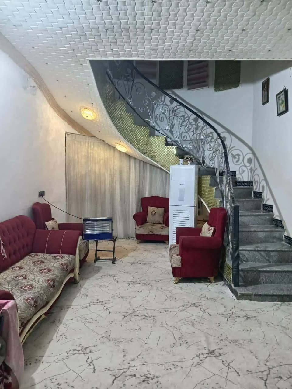 السلام عليكم
بيت للبيع بداية شارع سالم قريب ع فلكت 60
مساحته. 200م  طابقين 🏠
الطابق الأول عكاده
أستقبال ظيوف
صاله
مطبخ
غرفه نوم واحده
حمامات داخليه وخارجيه مع طارمه
مخزن خلف البيت
الطابق الثاني
غرفتين نوم
صاله
وحمامات بعده مكامله
الأستفسار الاتصال أو مراجعت مكتب المطور العقاري الكائن في حي الجزائر شارع المطاعم أو الاتصال على الأرقام
***********
***********
***********
المطور العقاري امانك في العقار 🌃

