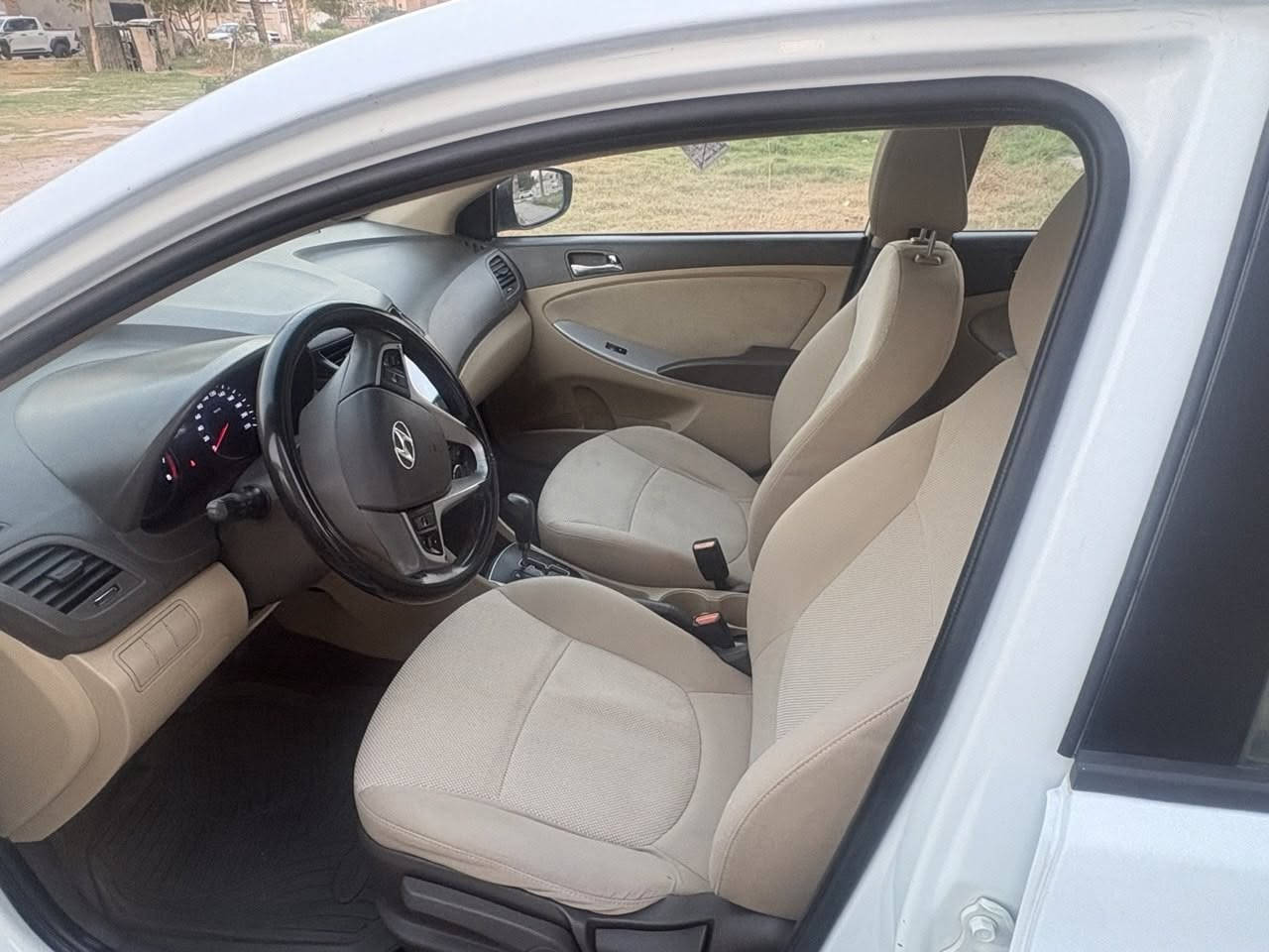 🚗 للبيع أكسنت 2015 خليجي – رقم بغداد
🔹 الموديل: هيونداي أكسنت 2015
🔹 خليجي – رقم بغداد انكليزي
🔹 الكير: أوتوماتيك 
🔹 المحرك: 1600 CC
🔹 التبريد: شغال وممتاز
🔹 فتحة سقف
🔹 كاميرا خلفية
🔹 شاشة
🔹 سونار
🔹 السيارة بها طخات خفيفة، موضحة بالصور.
💰 السعر: 100 قابل للتفاوض بحدود المعقول
📍 مكان السيارة: كربلاء
📞 للاستفسار: ***********
السيارة جاهزة للفحص والمعاينة.
