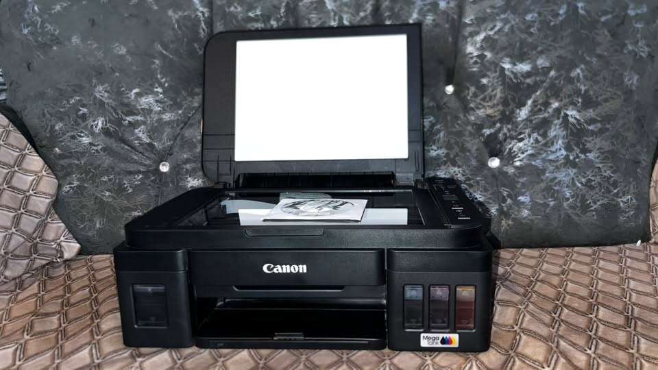 السلام عليكم إخواني الكرام…!
طابعة استنساخ حديثة مواصفات الطابعة Canon PIXMA G3416 استخدام اقل الشهر نسبة النظافة 100% شخط مابيها

النوع: طابعة متعددة الوظائف (طباعة + نسخ + سكانر) بخزان حبر قابل لإعادة التعبئة، لاسلكية، مخصصة للطباعة بكميات كبيرة.

سرعة الطباعة (تقريبية):

 • أبيض وأسود: حتى 8.8 صفحة/دقيقة

 • ألوان: حتى 5.0 صفحة/دقيقة

إنتاجية الحبر (الزجاجات المرفقة):

 • أسود: حتى 6,000 صفحة

 • ألوان: حتى 7,000 صفحة

المميزات:

 • طباعة لاسلكية (Wi-Fi)

 • دعم الطباعة من الجوال (iPhone/iPad وAndroid)

 • شاشة صغيرة لإعدادات النسخ المتعددة بسهولة

 • تشغيل/إيقاف تلقائي (Auto Power ON/OFF)

التوافق:

 • Windows
 • iPhone/iPad
 • Android

‎ دقة الطباعة لطابعة Canon PIXMA G3416:

 • دقة الطباعة القصوى: حتى 4800 × 1200 نقطة/بوصة (dpi)

 • دقة السكانر (الماسح الضوئي): 600 × 1200 نقطة/بوصة (optical)

هذه الدقة العالية (4800×1200) تعني طباعة نصوص حادة وصور واضحة، وهي مناسبة جدًا للمستندات والصور الفوتوغرافية. السعر ( 215 ) وبيها مجال حق الجية للشراي للأستفسار الاتصال على الرقم التالي ( *********** )
