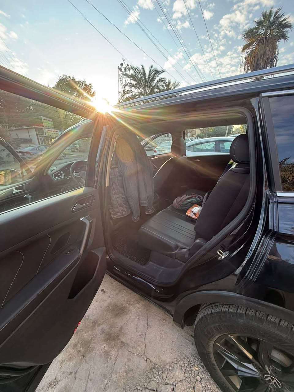 من رخصة الادمن 
Volkswagen Tiguan SE 2023
* المحرك: 2.0L TSI Turbo، ٤سلندر 
* القوة: 184 حصان
* القير: أوتوماتيك 8 سرعات
* الدفع: FWD أمامي وليس 4Motion
* الوقود: بنزين
* الممشى: 23,818 ميل ≈ 38,330 كم
* اللون: أسود
* الويل: قياس 18 بوصة
* الإضاءة: مصابيح أمامية وخلفية تعمل بتقنية LED بالكامل مع إضاءة نهارية
* المرايا: مرايا جانبية كهربائية مدفأة ومزودة بإشارات انعطاف
* الجنطه كهربائية  تحكم عن بعد
* الاتصال: دعم لاسلكي لنظامي Apple CarPlay و Android Auto، بالإضافة إلى منصة شحن لاسلكي للهواتف الذكية
* المنافذ: منافذ USB-C سريعة الشحن في الأمام والخلف
* التكييف: نظام تكييف أوتوماتيكي ثنائي المناطق (Climatronic) مع تحكم باللمس وفتحات تهوية خلفية
* التحكم بالمقاعد: مقعد السائق كهربائي يمكن تعديله في 8 اتجاهات مع دعم كامل للظهر، بالإضافة إلى مقاعد أمامية مدفأة
* نظام الكبح التلقائي في حالات الطوارئ مع رصد المشاة.
* نظام مراقبة البقعة العمياء (Blind Spot Monitor).
* نظام الحفاظ على المسار والتنبيه عند الخروج منه (Lane Assist).
* مثبت السرعة التكيفي (Adaptive Cruise Control - ACC).
* حساسات أمامية وخلفية
* كامره خلفيه

مكان السيارة بغداد 
رقم اربيل 

# بيع او مراوس حسب القناعة او اقساط حسب الاتفاق 

***********

https://bid.cars/en/lot/1-55906894/2023-Volkswagen-Tiguan-3VV3B7AX1PM040253
