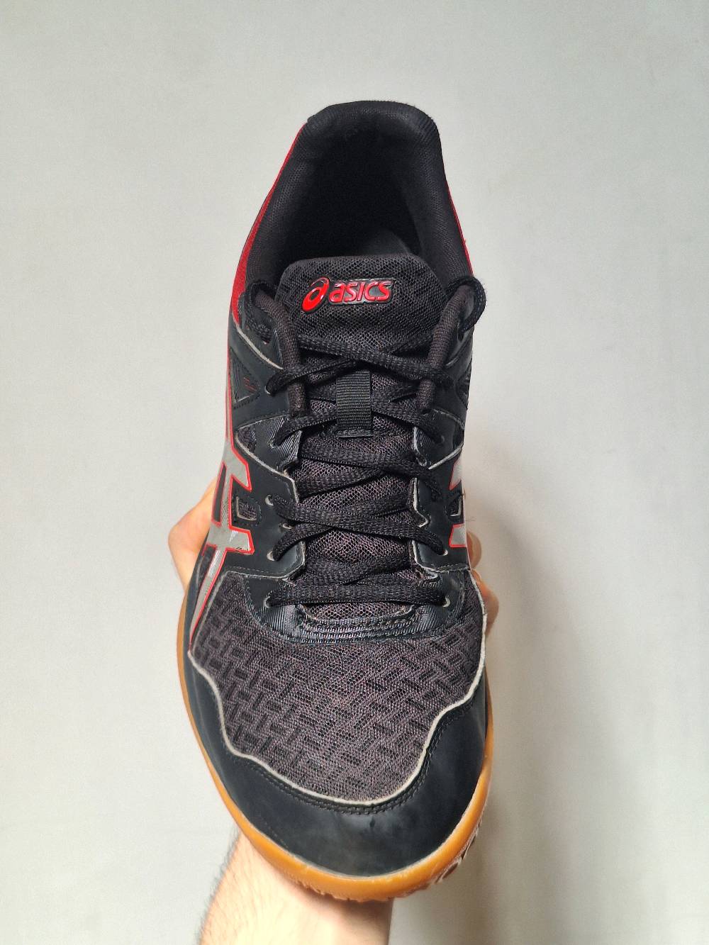 حذاء ASICS GEL-TASK 2 (1071A037) الأصلي

🔹 الموديل: ASICS GEL-TASK 2 (1071A037)
🔹 اللون: أسود / أحمر (Black / Classic Red)
🔹 سنة إصدار الموديل: 2019
🔹 المقاس: EU 46 / US 11.5 / 29 سم

الحالة:
✅ أصلي 100%
✅ مستعمل استعمالاً خفيفاً جداً
✅ الحالة ممتازة (8.5–9/10)
✅ النعل بحالة ممتازة مع تآكل بسيط جداً في الكعب
✅ الجزء العلوي نظيف وخالٍ من التمزقات أو التشققات
✅ تم تنظيف الحذاء وتعقيمه وإزالة الروائح
✅ يأتي مع الرباط الأصلي

المميزات:
✔ تقنية ASICS GEL لامتصاص الصدمات وتوفير راحة أثناء الحركة.
✔ ثبات ممتاز للحركات الجانبية، مناسب للرياضات داخل الصالات.
✔ نعل مطاطي عالي التماسك ومقاوم للانزلاق.
✔ خامات متينة مع تهوية جيدة وراحة عالية.
✔ مناسب للكرة الطائرة، الريشة، وكرة اليد، ويمكن استخدامه للمشي اليومي أيضاً.


💰 السعر: 70,000 دينار عراقي ( شامل التوصيل )