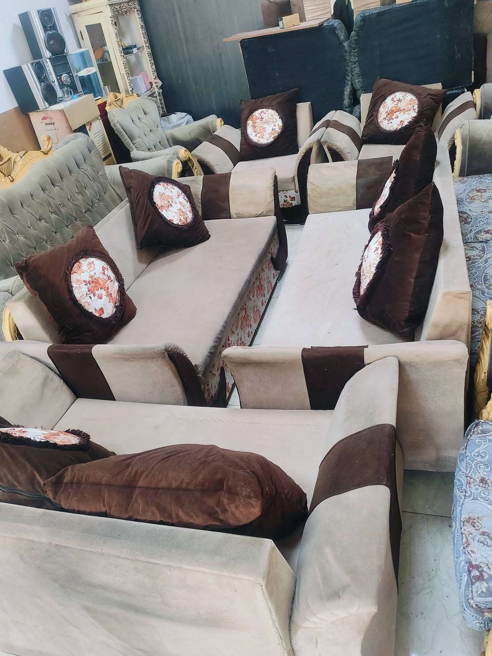 السلام عليكم قنفات 5 قطع نضظفات خشب بلوك عراقي 10 مقاعد للبيع سعر 90  وببهن مجال مكاني كركوك كوباني اتصال على الرقم ( *********** ) #معرض الياقوت للأثاث والمواد المنزلية
