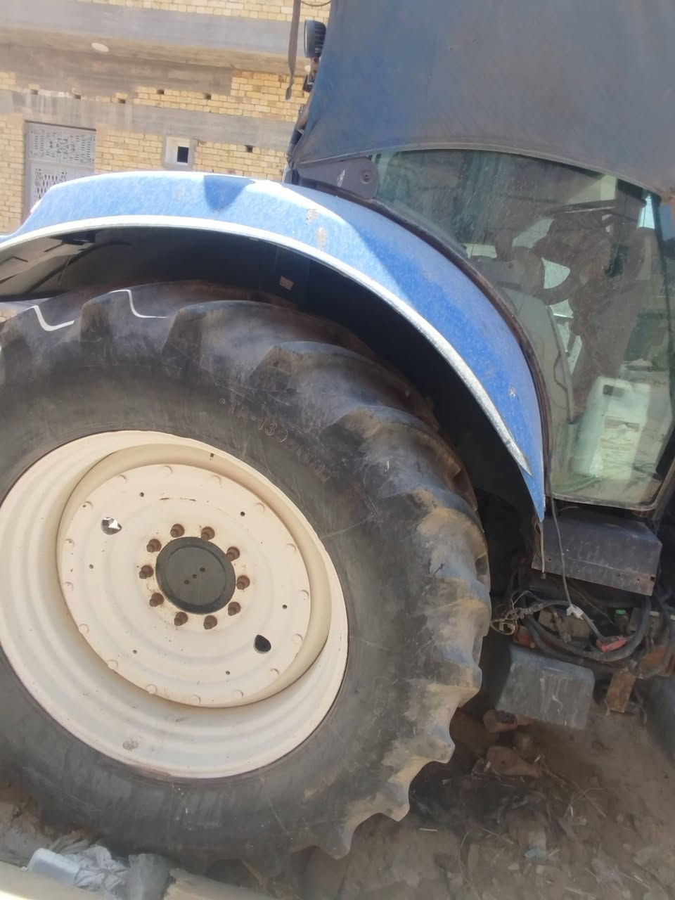 مكينة البيع نيوهولند   موديل ٢٠١١ حجم ٧٠ ٤٠   الاستفسار ***********
