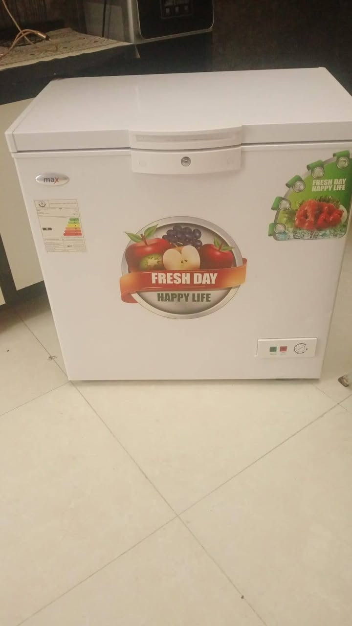 مجمدة • ميز طعام كبير
