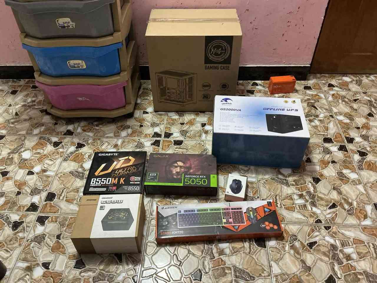 للبيع تواصل واتساب *********** 

🖥️ مواصفات التجميعة (PC Build)
‎ المعالج (CPU): AMD Ryzen 5 5500 (3.60 GHz)
 كرت الشاشة (GPU): GALAX NVIDIA GeForce RTX 5050 (8 GB)
‎ اللوحة الأم (Motherboard): GIGABYTE B550M K
 الذاكرة العشوائية (RAM): 16 GB (3200 MT/s)
 التخزين (Storage): 1 TB (SSD/NVMe)
‎ مغذي الطاقة (Power Supply): Rocket 650W (80 Plus)
 الكيس (Case): HeroGear Gaming Case (مزود بـ 6 مراوح ARGB + مبرد معالج إضافي)
‎ نظام التشغيل (OS): Windows 11 Pro
‎🖥️ الشاشات (Monitors)
1. الشاشة الرئيسية: GIGABYTE شاشة منحنية (Curved) عالية الأداء للجمينج.
2. الشاشة الثانوية: MASS شاشة رأسية/عمودية (Vertical Monitor).
⌨️🖱️ الملحقات والملحقات الإضافية (Peripherals & Accessories)
 الكيبورد الأول: KEMOVE Mechanical Gaming Keyboard (RGB)
‎ الكيبورد الثاني (بالكرتون): Jertech STARS KM170 Gaming Combo (Full Size Keyboard + Mouse)
 الماوس الأول: ماوس لاسلكي مريح مع إضاءة ومؤشر للبطارية.
 الماوس الثاني: ماوس لاسلكي صغير (مع علبته).
 جهاز منظم الطاقة (UPS): شاهين GS2000VA Offline UPS + بطارية إضافية NEXXT.
 سبيكر صوت: X-BASS Speaker (RGB)
 يد تحكم: DualSense (PS5 Controller) بلون أحمر.
 ماوس باد (Mousepad): ماوس باد كبير يغطي الطاولة مع تصاميم مميزة.
