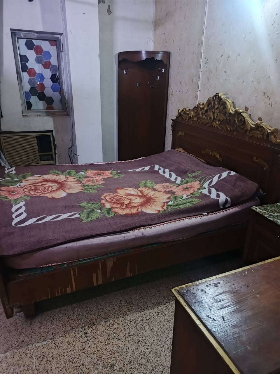 شقه مؤثثه للايجار غرفة وصالة عوائل فقط كراده داخل قرب الشهادة الجنسيه على ابو نؤاس طابق ثاني ***********
