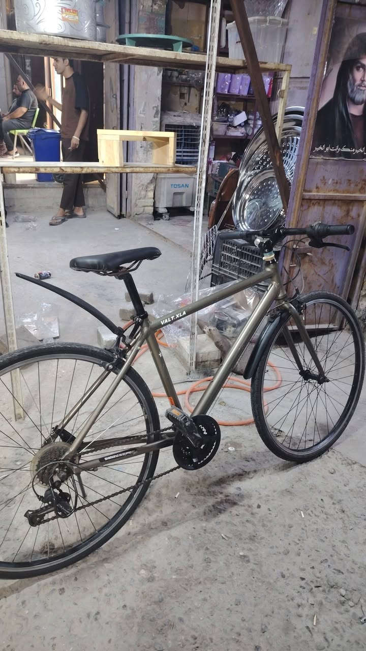 🚲 للبيع: بايسكل c700 ماركة (VALT.XLA) أصلي - بحالة ممتازة🟦
(Mountain Bike) هاردتيل.⛰️

 (الفريم): ألمنيوم خفيف جداً وقوي (Aluxx Aluminum)، تصميم هيدروليكي مريح للمسافات الطويلة.✅

(الإطارات): تايرات أصلية ماركة Maxxis (ماكسس)✅

ويلات ألمنيوم  (Giant GX28) قوية وتتحمل الصدمات.✅

منظومة سرعات متعددة (شفترات شيمانو) مع دنديل ثلاثي أمامي يوفر سلاسة تالية🟥

حجم(27.5)

العنوان بغداد مدينة الصدر

للتواصل ***********
