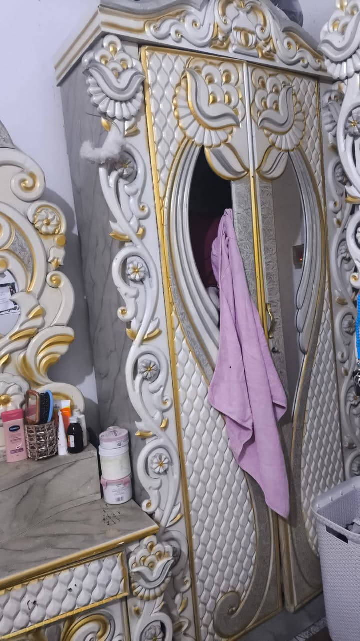سلام عليكم 
غرفه اخشاب للبيع
السعر 8050 الف بيه مجال قليل شراء يدخل خاص مكاني الهارثة مقابل سيد سامي شارع المسحب  رقمي ***********
