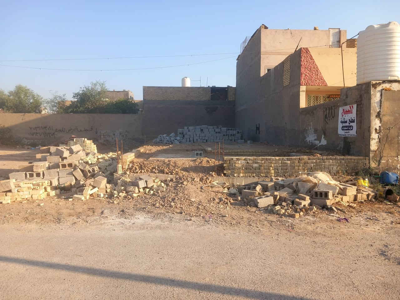 قطعة ارض للبيع الواجه 8 النزال 24  رباط مسلح بتلو طابوك مدفونة جاهزة للبناء مباشر تبني الموقع قرية الحاج داود قرب سيطرة النهروان. السعر 35 مليون وبيها مجال بسيط للستفسار ***********
