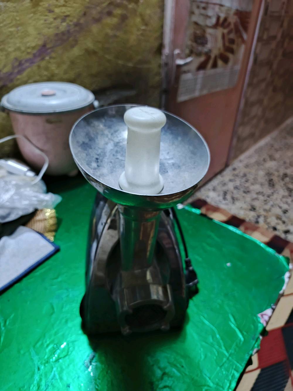 أبيع مثرامة/ماكينة فرم لحم كهربائية مستعملة، شكلها مرتب وبيها القادوس والملحقات الظاهرة بالصور، ومناسبة للاستخدام بالبيت. إذا تحبون أرسل لكم فيديو تشغيل أو تفاصيل أكثر.
