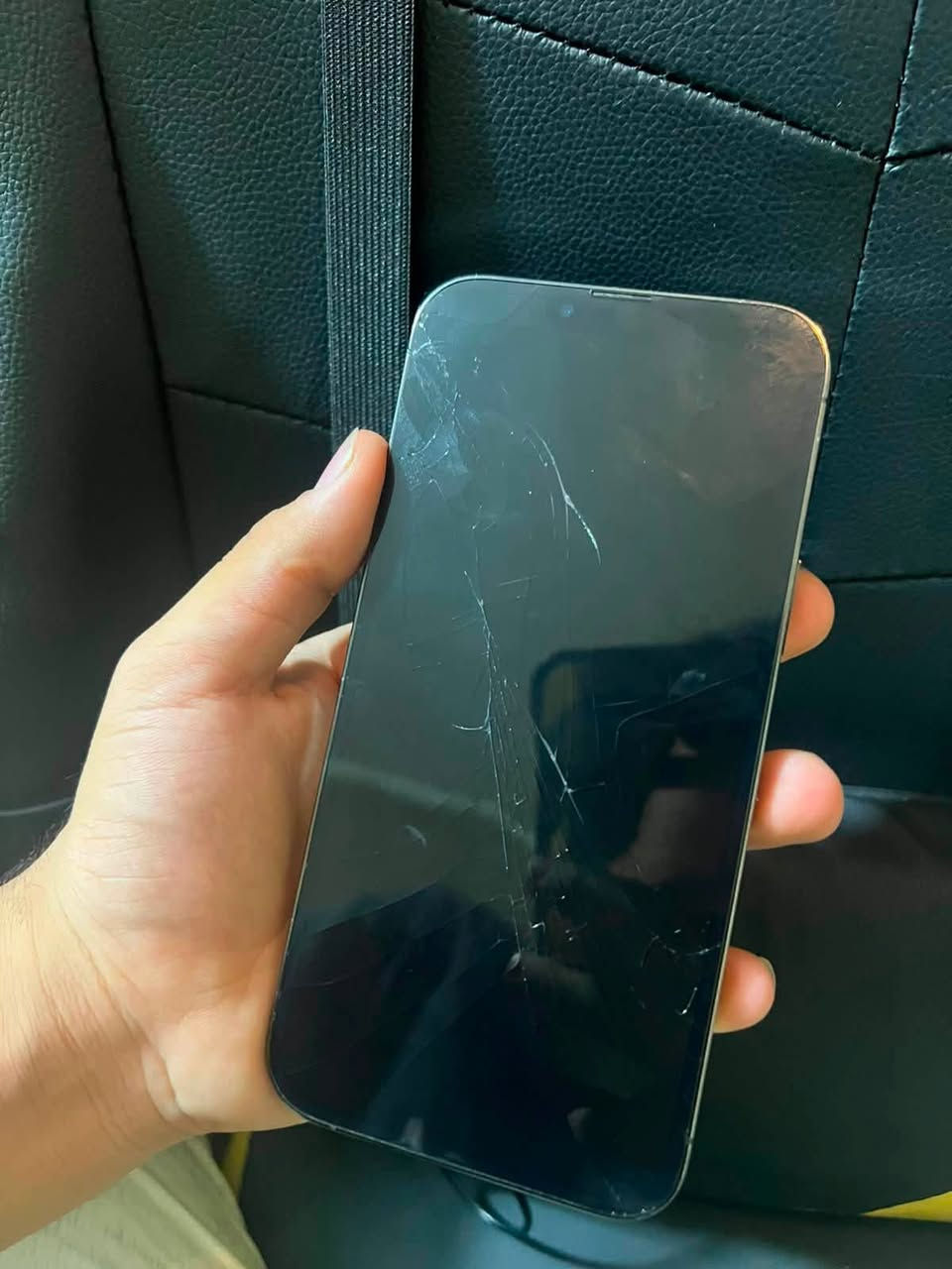 السلام عليكم ايفون 13 برو ماكس وتر بروف مكفول من مامفتوح نهائياً بس شاشه بيها فطور هوايه بل كلاس وجوه اكو ضاربه صايره صفره بس لمسها كلش طبيعي ولا تشكل ولا تعلك ابددد تجي وتشوف بعينك بطاريه 61 انسه صرف ولقران كلشي شغال بي الجهاز مكفول 
سعره 420 جوه ل 400 مابيع ابد سعره قفل لجهاز بس تبدله شاشه يرجع جديد 
حله بكرلي ***********
