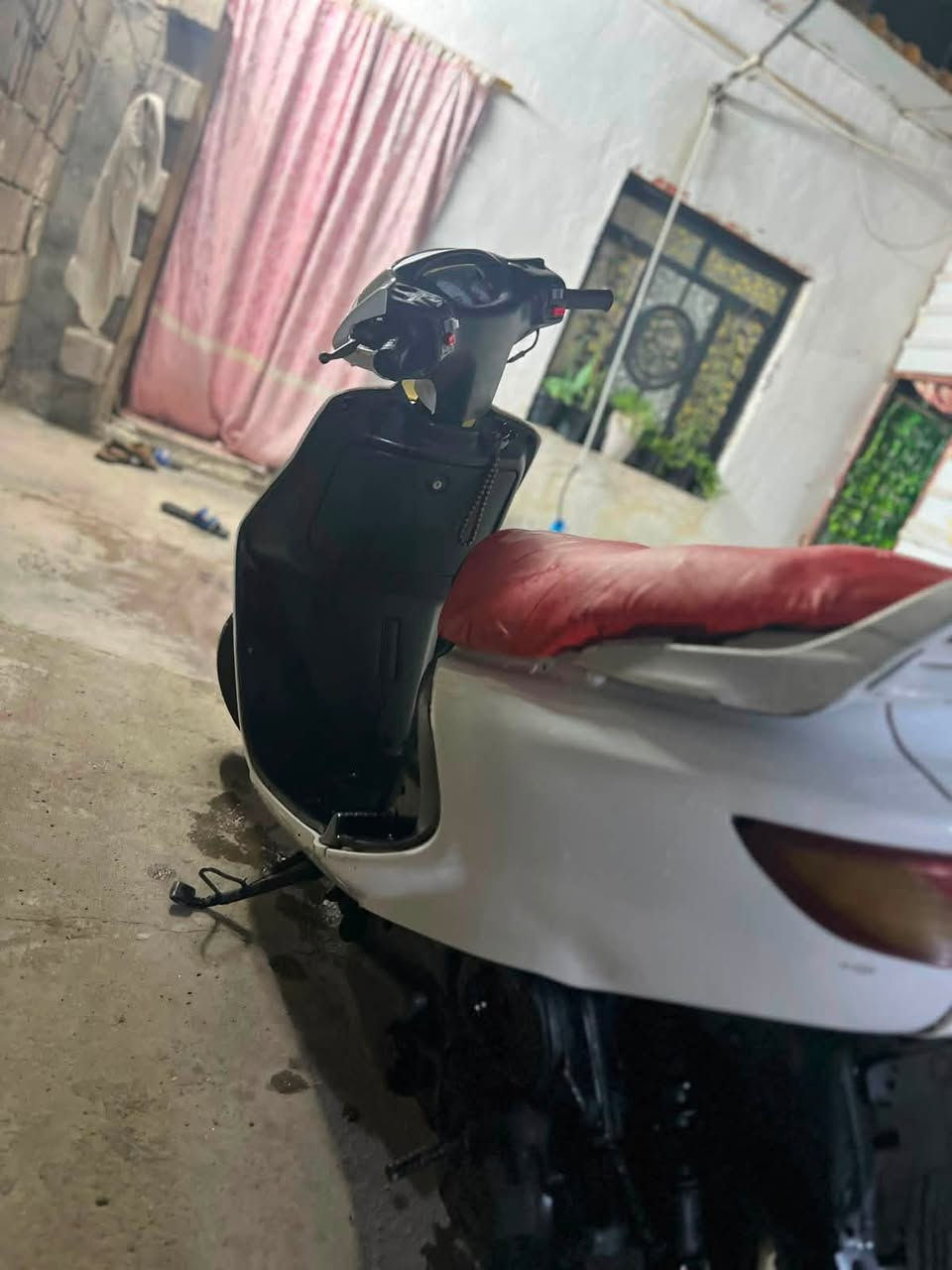 سلام عليكم دراجه فراشه فحل ١٤٠ سرعه وشلعه تخبل دراجه نضافته٩٠ /١٠٠ مفتوحه قبل خمس اشهر تقريبن تجفيت بس دراجه بيه شي واحد طبك بل كهربائية يعني تصليحها ما يكلف ١٠الف بس ما فارغ اسويه بس هيه شغاله حاليا هندر  كلشي شغال بيه بس الطبك طفاهن السعر ٣٥٠وبيهةمجال قليل مكاني بصره خمسه ميل للتواصل واتساب فقط ***********
