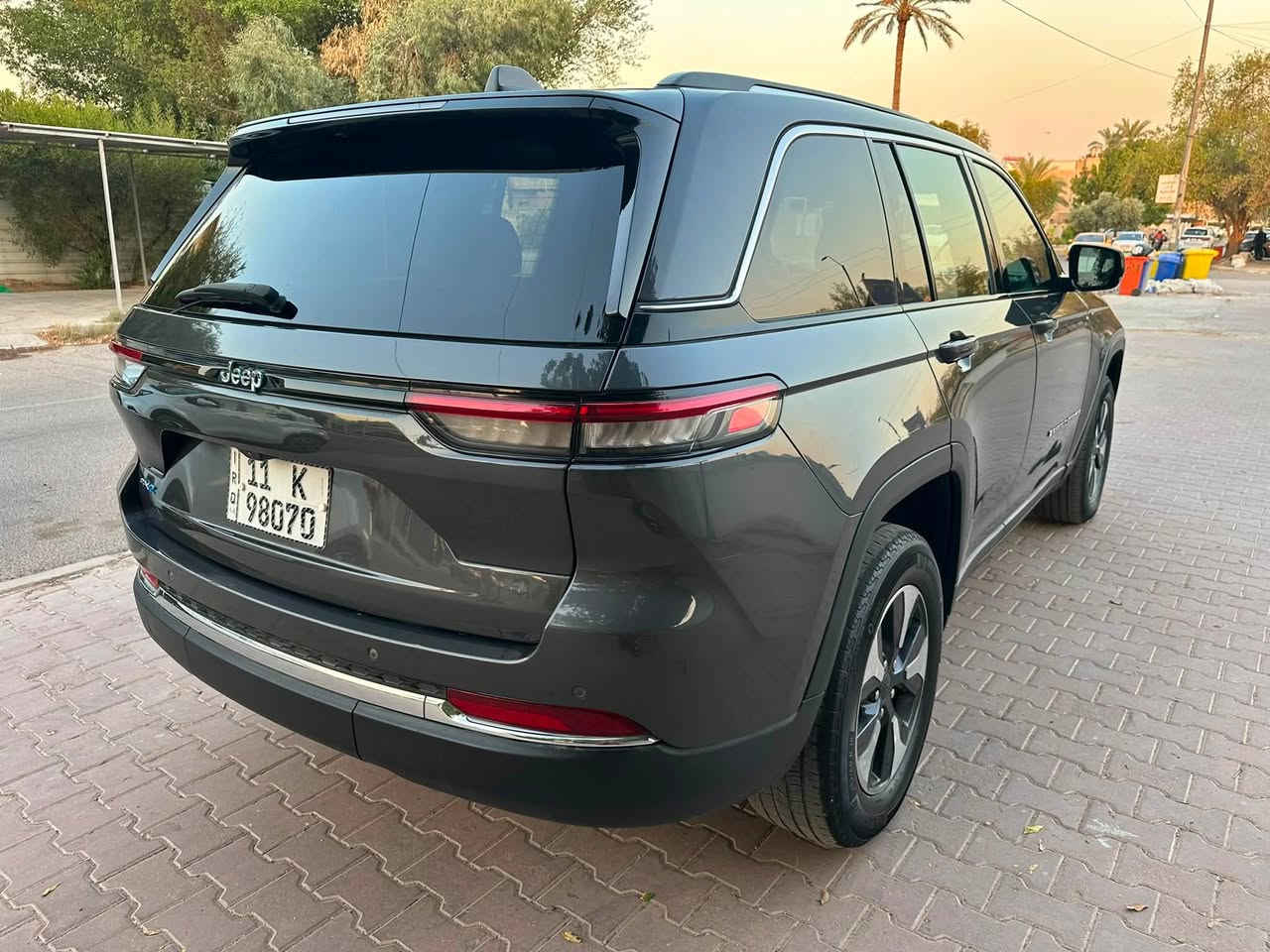Jeep Grand Cherokee 4x4 موديل 2024. 
(كهرباء+هايبرد+بانزين) فول

* 2.0 Turbo + Plug + Hybrid
* ضرر بسيط جدا
* ماشيه 53 ميل
* دفع رباعي 4×4 ونظام ثبات المسار
* كير أوتوماتيك 8 سرعات ورادارات تفاعليه
* بطارية 17 kWh
* 1C4RJYB60RC710256 رقم الشاصي
* تمشيك كهربائي قرابة 40 كم
* فتحة بانوراما
* جلد فاخر وماسحات زجاج امامي حساسه للمطر
* وسائد وايرباكات امامي وجانبي وخلفي
* مقاعد أمامية كهربائية، وتدفئة
* شفتات ستيرن وكير ماوس وويل كروم
* شاشة وسطية كبيرة وتطعيمات دشبول خشب فاخر
* شاشه دشبول (3شاشات)
* عدادات رقمية ورادارات ونظام المنحدرات
* كاميرات ومزايا أمان متقدمة
* نظام صوت فاخر شركة ILPNE
*  كشنات ذاكره + بانوراما
* 5 راكب

السيارة موصفاتها متخلص، جديده مابيها نقص، سياره اني مستوردها على ايدي، ضررها بسيط جدا (مقدمه البنيد والجاملغ فقط) ومرفق صور الحادث
سبير بلادي منازل

وايرباكات كلها سليمه

عنواني: بغداد - الكرخ - اليرموك - الاربع شوارع
رقم الهاتف: ***********
