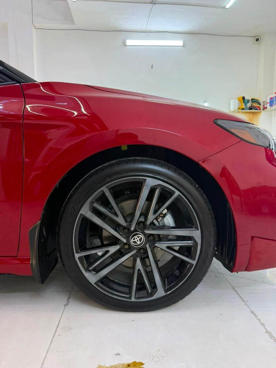 كامري xse 2025
* ⁠* لون أحمر Supersonic Red.
* جنوط رياضية 19 إنش.
* سبويلر خلفي.
* مصابيح LED أمامية وخلفية.
* فتحة سقف بانورامية.
* مرايا كهربائية مع إشارات LED.
* داخلية حمراء Cockpit Red.
* مقاعد جلد رياضية.
* مقعد السائق كهربائي مع ذاكرة.
* مقعد الراكب كهربائي.
* تدفئة وتبريد للمقاعد الأمامية. 
الشاشات والتقنية
* شاشة عدادات رقمية 12.3 إنش.
* شاشة وسطية 12.3 إنش.
* Apple CarPlay و Android Auto لاسلكي.
* شاحن لاسلكي.
* Digital Key (فتح وتشغيل بالجوال حسب التجهيز). 
* نظام JBL Premium Audio.
* 9 سماعات مع ساب ووفر. 
الداتا شو (HUD)
* عرض السرعة والملاحة والتنبيهات على الزجاج الأمامي.
* مقاس 10 إنش. 
* رادار أمامي.
* مثبت سرعة ذكي.
* المحافظة على المسار.
* نقطة عمياء.
* تنبيه حركة المرور الخلفية.
* حساسات أمامية وخلفية.
* كاميرا خلفية. 
* هايبرد 2.5 لتر.
* 225 حصان (دفع أمامي).
* ناقل حركة eCVT.
* صرفية ممتازة تقارب 20 كم/لتر. 

ملاحظة: الـ Dash Cam ليست قياسية في كل سيارات XSE، وغالبًا تكون مضافة من الوكيل 

سعر 270 بي مجال 
رقم ***********
جاملغ صبغ تعديلين بارد صغار
