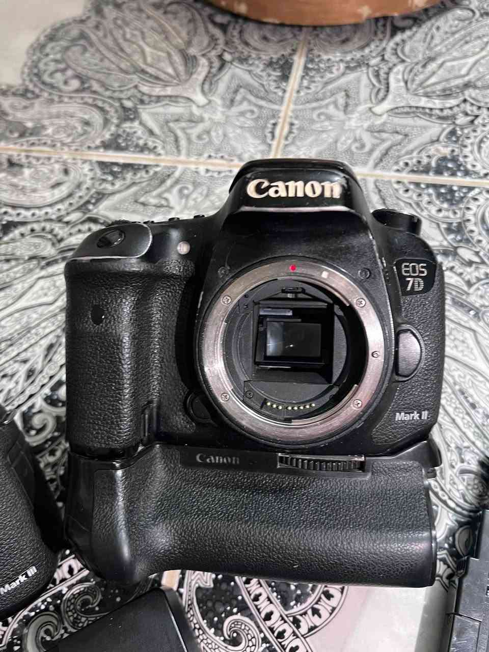 🔥 للبيع طقم تصوير Canon كامل 🔥
📸 Canon EOS 5D
📸 Canon EOS 7D

🔭 العدسات:
• Canon EF 70-200mm f/4L USM — عدسة L احترافية، مع الهود
• Canon EF-S 18-55mm — زوم

🔋 الملحقات:
• عدة بطاريات Canon
• شاحن Canon
• قبضة/حامل بطاريات وملحقاتها
• جميع القطع والملحقات الظاهرة بالصور

📦 البيع كطقم كامل، والقطع مثل ما موضحة بالصور.

📍 المكان: [ألانبار-فلوجة]
💰 السعر: [خاص]
📞 للتواصل: [***********]

الجاد فقط يتواصل، والمعاينة متاحة قبل الشراء.
