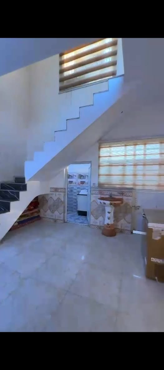 السلام عليكم  بيت للبيع منطقه هور الباشا قرب جامع الهداية ومدرستي الزخرف والتطور مقابل افران ومعجنات احباب المصطفى فرع مطعم ومشويات منصور مساحة الدار 300م  زراعي يحتوي على استقبال 7.5×4.5مطبخ5×4 غرفتين 5×4 حولي مع تحت الدرج 8×4 اما القاط الثاني قيد الانشاء نفسها تفاصيل الغرف والحولي في القاط الاول  للإستفسار اكثر  الاتصال على هذا الرقم ***********
