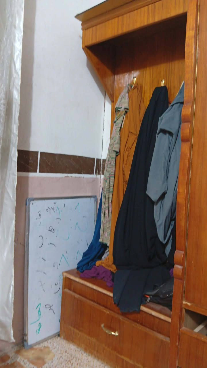 السلام عليكم@ مكلفة بالنشر #غرفة نوم للبيع نظيفة وسعر مناسب 600وبيها مجال والمكان ناحية العبارة قرية حدالاخضر قرب مدرسة الشريف الرضي والاتصال على هذا الرقم ***********
