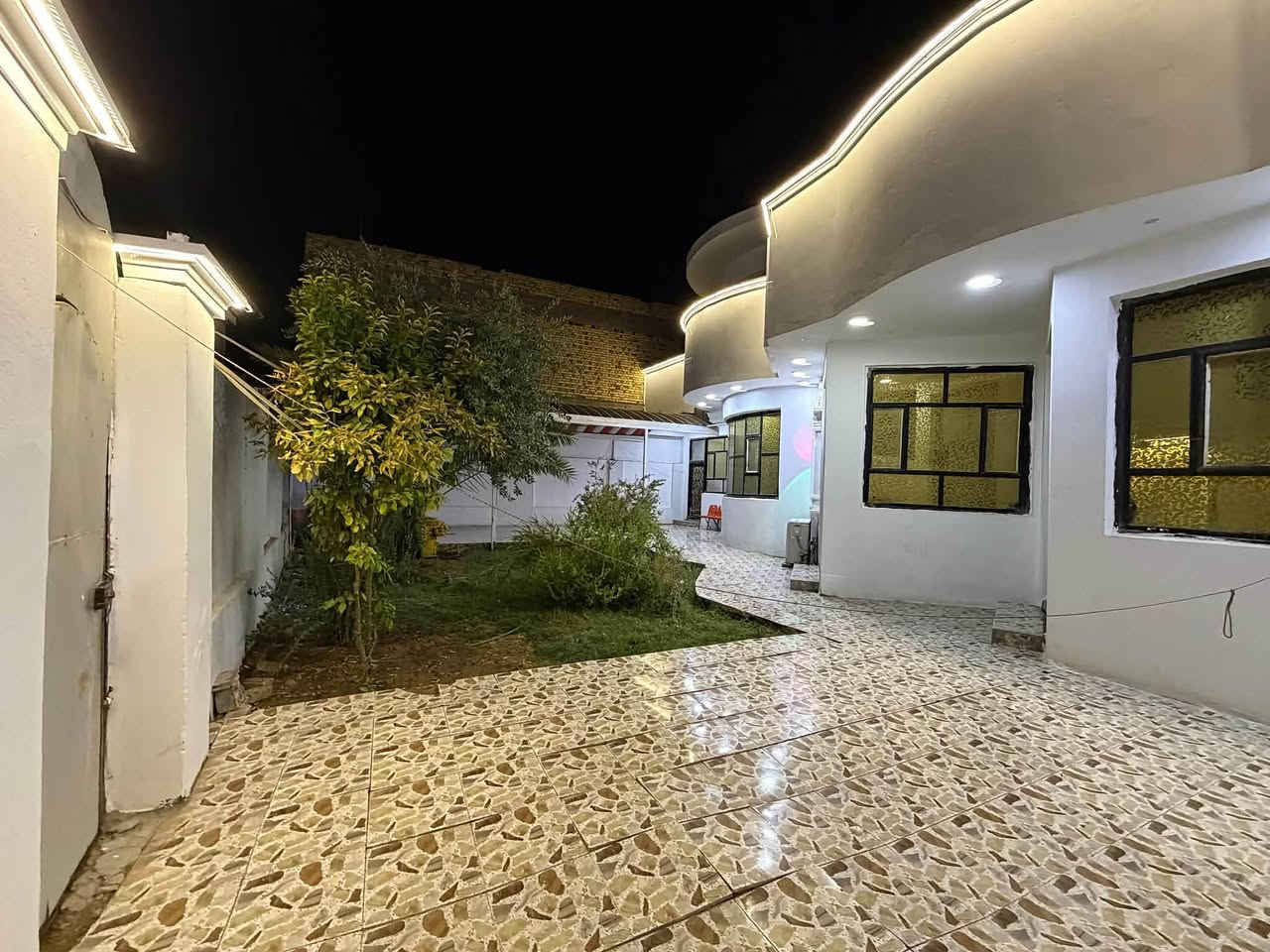 #دار_للــبـيــع 🏠 في #الديوانية حي الجامعة شارع سوات #زراعي_سند_25 مساحة 400متر واجهة 20متر #كونكريت بناء حديث درجة أولى 
يحتوي
 ع غرفتين وصاله واستقبال ومطبخ حار وبارد وصحيات داخلية وخارجية وطارحة وحديقة ….
——————————————-
🔺#للاستفسار مراسله واتساب ع الرقم التالي 

http://wa.me/+964*********** مقتدى 📲

—————————————————————
او زيارة مكتبنا

🔺العنوان:- حي الجامعة شارع عشرين مكتب مقتدى العكيلي للعقار والمقاولات العامة
