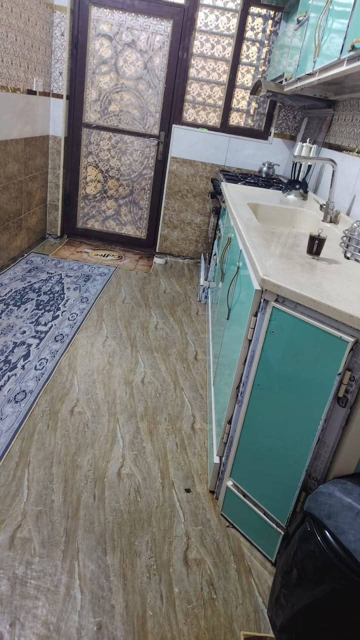 دار للبيع
الموقع: ابو غريب_ البيطره_ قرب جامع الحسين بن علي _وقرب سوق ابو غريب الشعبي 
المساحه : ١٤٠ م 
النزال: ٢٠ م
الواجهه: ٧ م
يحتوي الطابق الاول
غرفه نوم  _ مطبخ_ استقبال _ حولي _ حمام 
ويحتوي الطابق الثاني 
غرفتين نوم
⭕ ملاحظه : الطابق الثاني هيكل مع الواجهه غير مكتمله 
⭕ للاستفسار: الاتصال على الرقم التالي (***********)
